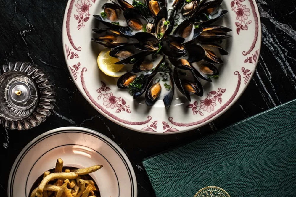 Mussels sit in a circle on a plate.
